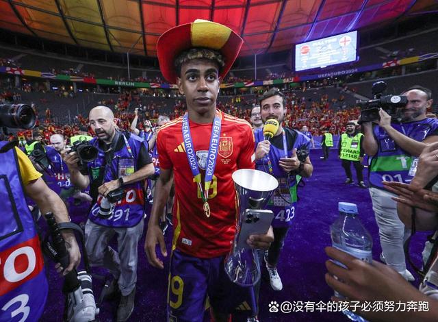 关于莱万多夫斯基携帽子戏法带领队伍晋级的信息